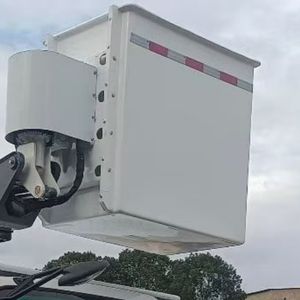 Japanische Marke ISUZU 700P 4x4 Doppelkabinen-LKW mit 5-Tonnen-Kran, Faserkorb und Erdbohrer - Product Image 6