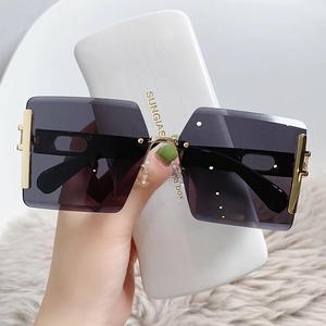 Wholesale Fashion UV 400 Designer Rimless Sunglasses for Women Oversized Thin Face Box <strong>Korean</strong> Sun <strong>Glasses</strong> with PC Frame - Product Image 2