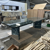Table à manger moderne de luxe élégante pour 8 personnes, avec plateau rechargeable en marbre vert émeraude naturel, table basse avec pieds en marbre pour salon