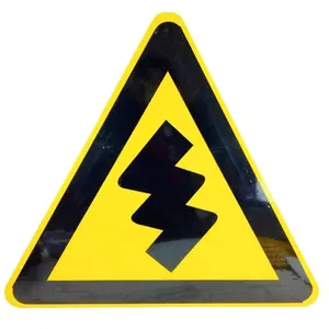 다크 보드에서 좋은 품질의 빛 철도 교통 삼각형 경고 표지판 보드