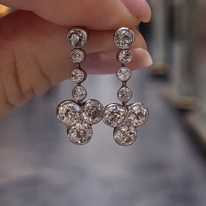 Orecchini floreali con pietre scintillanti per donna, eleganti gioielli a forma di fiore, accessori regalo per l'uso quotidiano - Product Image 1