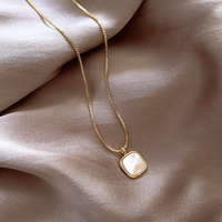 Nouveau collier tendance en acier inoxydable 316L plaqué or PVD 18 carats avec pendentif en nacre naturelle blanche et chaîne serpent ronde