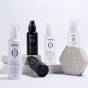 Botella de Agua Minnie de 150 ml con Pulverizador, Set de Botellas para Cosméticos - Product Image 1