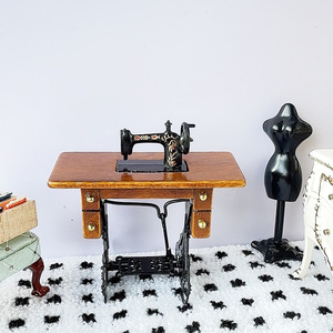 Maison de poupée 1:12 DIY, mini-modèle de <span class=keywords><strong>cabane</strong></span>, ornements artisanaux miniatures, 8*7.6CM, machine à coudre rétro en noyer, accessoires de photographie, décorations - Product Image 3