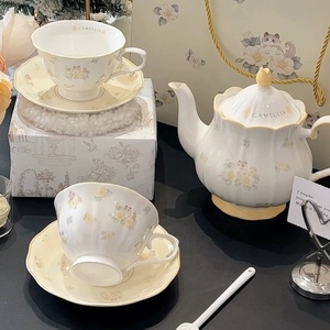 Service à thé et café vintage européen en céramique avec motif camélia, comprenant tasse, soucoupe et théière, coffret cadeau pour 2 personnes - Product Image 1