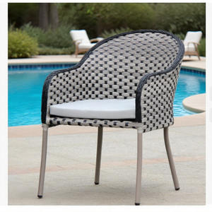 ชุดเฟอร์นิเจอร์กลางแจ้งสามชิ้นทันสมัยพร้อมโต๊ะเก้าอี้หวายทนทานสำหรับลานบ้านสวนระเบียงคาเฟ่ - Product Image 4