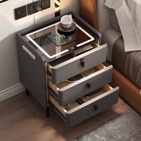 Mesita de noche de carga inalámbrica multifuncional de tres cajones para el hogar, dormitorio moderno, simple e inteligente italiano.