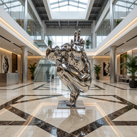 Sculpture moderne en acier inoxydable, homme abstrait accroupi, finition polie miroir, statue d'art public pour la décoration de places urbaines et de monuments.