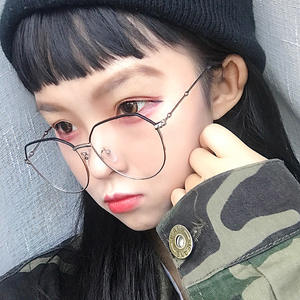 กรอบแว่นตาแบบยูนิเซ็กซ์ทรงไม่สมมาตร สีทอง กรอบเต็ม ป้องกันแสงสีฟ้า เลนส์ใส สำหรับผู้ชายและผู้หญิง ไถโจว P3-5912 - Product Image 3