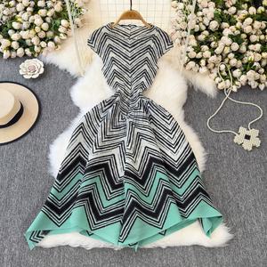 <span class=keywords><strong>Giovane</strong></span> alla moda abito plissettato Miyake nuovo con stampa girocollo in vita Cinching dimagrante e gonna gonfia che riduce <span class=keywords><strong>l</strong></span>'<span class=keywords><strong>età</strong></span> - Product Image 5