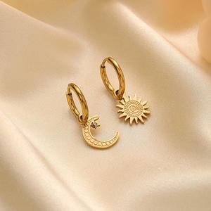 Pendientes de Aro con Dijes de Sol, Luna y Estrella, en Acero Inoxidable con Baño de Oro PVD de 18k, Resistentes al Agua, Modernos, para Mujer - Product Image 5