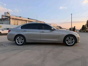 BMW Série 3 320Li M berline 2017 avec boîte <span class=keywords><strong>de</strong></span> vitesses <span class=keywords><strong>automatique</strong></span>, direction à gauche, caméra <span class=keywords><strong>de</strong></span> recul, traction avant, cuir foncé, toit ouvrant panoramique - Product Image 3