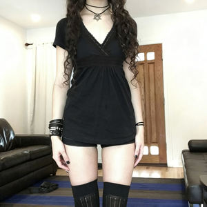 Camiseta de manga corta con cuello en V y encaje para mujer, corte en A, ajustada, informal, a la moda, para verano - Product Image 4