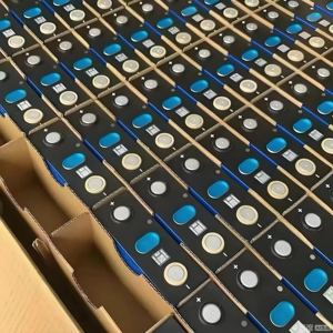 แบตเตอรี่ลิเธียมไอออนฟอสเฟต 3.2V 102Ah แบบแท่งปริซึม เกรดสำหรับเก็บพลังงาน แบตเตอรี่แบบชาร์จได้สำหรับรถกอล์ฟและรถบ้าน รับประกัน 10 ปี - Product Image 5