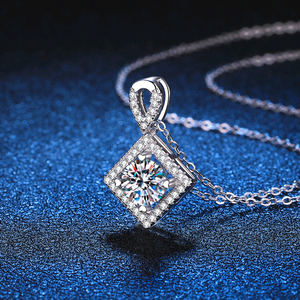 Collier classique en forme de princesse avec halo de diamants de laboratoire, pendentif solitaire à taille ronde avec accents pavés en argent 925 - Product Image 6