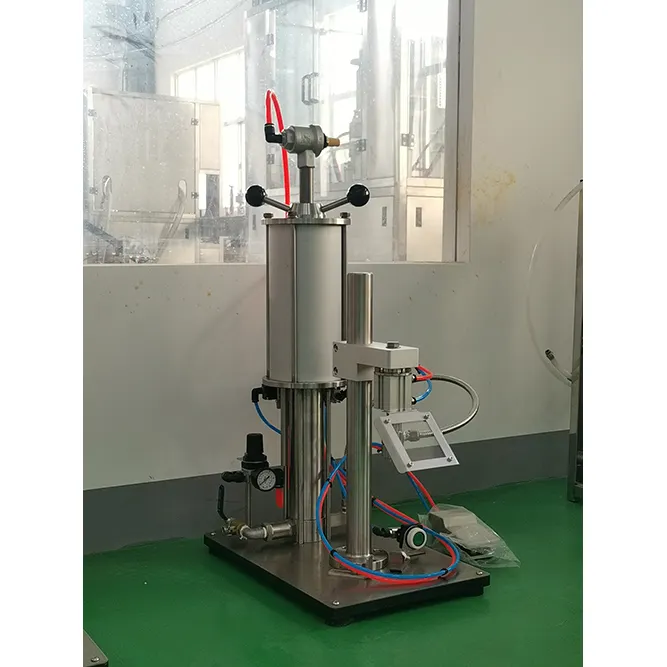 Small pneumatic aerosol gas filling machine without table