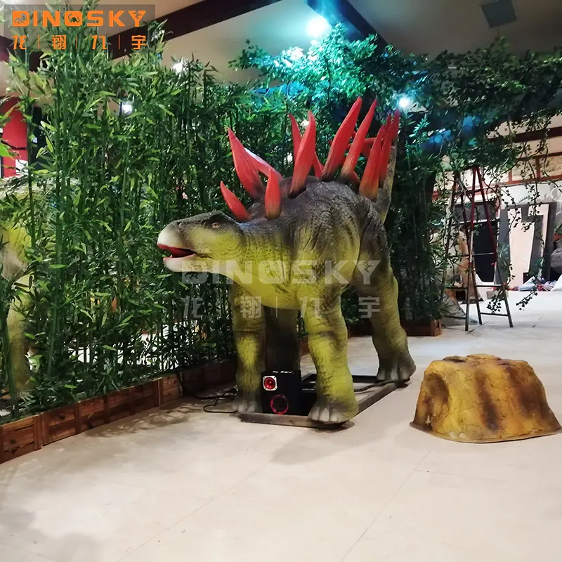 סטגוזאורוס במפעל ישיר מציאותי דינוזאור רובוט עם אפקטים קוליים לנושא פרק
