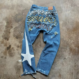 Jean en denim bleu de haute qualité, nouvelle marque de créateur, style hip-hop, imprimé graphique, déchiré, effiloché, délavé, avec clous et rivets, pour homme - Product Image 2