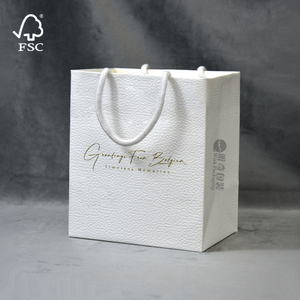 ถุงกระดาษหรูหรา FSC พิมพ์โลโก้ สำหรับใส่เครื่องสำอางแบบมีพื้นผิว น้ำหอมแบรนด์ส่วนตัว ของขวัญขอบคุณส่วนบุคคล  พร้อมหูหิ้วสำหรับช้อปปิ้ง - Product Image 4