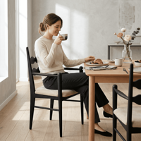 Chaise de salle à manger design simple et moderne en bois massif de caoutchouc, avec dossier rembourré, style nordique et français du milieu du siècle, modèle de mobilier pour la maison
