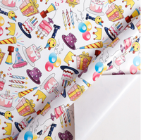 Kit d'emballage cadeau en papier recyclable avec motif de gâteau d'anniversaire dessiné à la main, comprenant boîte, carte de vœux et étiquette cadeau