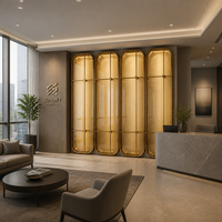 Paravent en verre lumineux en forme de pilule dorée, cadre en laiton, verre côtelé, 4 panneaux, sur mesure pour hôtel
