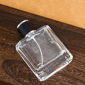 Venta al por mayor 100mL biselado plano cuadrado espesar Base botella <span class=keywords><strong>de</strong></span> perfume <span class=keywords><strong>de</strong></span> vidrio transparente con <span class=keywords><strong>tapa</strong></span> <span class=keywords><strong>de</strong></span> cuero - Product Image 4