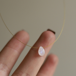 Natural moonstone blue rainbow sheen pietre colorate ciondolo a goccia d'acqua collana fine in acciaio inossidabile con filo d'oro 18 carati per ragazze - Product Image 3