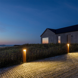 Borne lumineuse décorative d'extérieur en acier Corten style Art Déco - Étanche et résistante aux intempéries - Product Image 2
