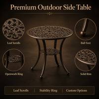 Table d'appoint de patio commerciale haut de gamme en aluminium moulé, avec dessus ajouré à motifs radiaux, base annulaire de stabilité et étagère décorative