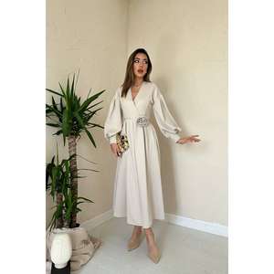 Robe de soirée élégante beige en satin, coupe trapèze, col en V, drapée avec détail rose, taille naturelle - Product Image 5