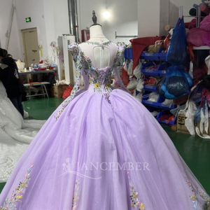 Vestido de Quinceañera XS250 Elegante Lila de Manga Larga con Cuentas de Cristal, Cintura Natural, Cola Capilla y Encaje Floral Colorido - Product Image 6