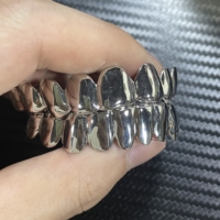 Aidez les Clients à Sertir des Diamants Iced Out sur Leurs Propres Grillz 1.0-1.5MM VVS D Moissanite Or Dentaire