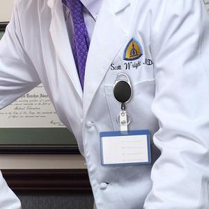 Porta Badge Retrattile Personalizzabile in ABS per Infermieri, Cordino Ecologico Promozionale con Stampa Serigrafica Marca GEyi - Product Image 6