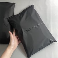 Sacs en plastique auto-scellants mats noirs personnalisés pour vêtements, avec fermeture éclair et logo imprimé, pour emballage épais en gros
