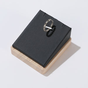 Présentoir à bijoux en bois de haute qualité pour colliers et bagues, support personnalisé avec logo et rangement pour pendentifs - Product Image 5