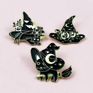 Al por mayor: Broches de metal de dibujos animados, Pin de esmalte de gato mágico lindo, Broche de sombrero de mago estrellado, Pin gótico de brujería negra, Souvenir para ropa - Product Image 2