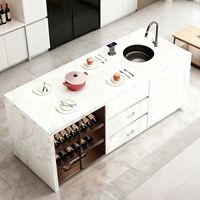 Îlot de cuisine de luxe blanc avec rangement pour vin, plaque de cuisson à induction intégrée, bar de cuisine moderne multifonctionnel en acier inoxydable