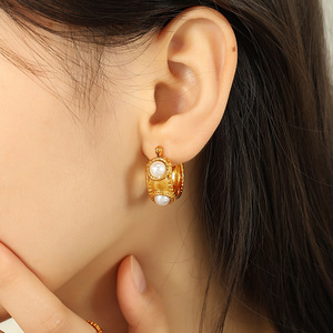 Pendientes Huggie en Forma de C con Perlas de Imitación y Engaste de Bisel, Joyería de Moda - Product Image 4