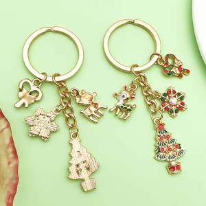 Llavero Personalizado Estilo Dibujos Animados de Árbol de Navidad y Papá Noel, de Aleación de Zinc, Impermeable, Impreso con Letras, con Diseño de Alce, Copo de Nieve y Bolsa de Dulces - Product Image 1