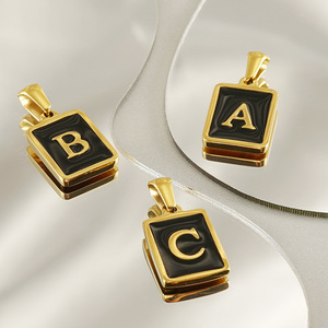Amuleto de Letra Cuadrada Negra |   Colgante Rectangular de Acero Inoxidable Chapado en Oro PVD de 18K con Inicial del Alfabeto en Esmalte |   Resistente al agua y duradero - Product Image 5