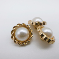Vente en gros de Xiaoxiang's Accessoires vestimentaires à boutons en métal en dentelle ronde à la mode et simples, chandails tricotés et boutons de perles