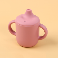 Gobelet à bec verseur en silicone flexible non toxique avec couvercle intégré, ouverture en forme de bec de canard et poignées doubles symétriques, idéal pour les repas