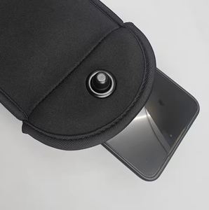Pochette de sécurité verrouillable en néoprène avec fermeture magnétique pour smartphone, bloqueur de signal pour employés d'usine, collection de portefeuilles de téléphone verrouillables, sacs de sécurité - Product Image 5