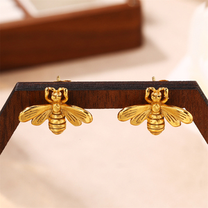 Mới Tùy Chỉnh Bền Cá Tính Ong Mật Tai Đinh tán Làm xỉn Vàng Miễn Phí Mạ Thép Không Gỉ Khắc Bee <span class=keywords><strong>Stud</strong></span> Bông Tai Cho Phụ Nữ - Product Image 3