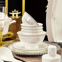 Collection de vaisselle en marbre nuageux artistique, veines grises douces, blanc laiteux, bordure dorée sophistiquée, service de table romantique