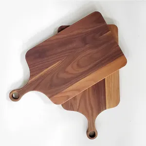 Decorativo di colore naturale in legno di noce tagliere con manico