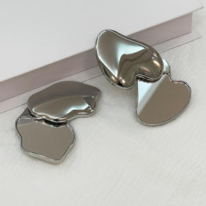 Espejo de Maquillaje Metálico Mini Moderno con Forma de Corazón, Espejo de Maquillaje Plegable Portátil de Doble Cara con Descuento Mixto de Alta Calidad - Product Image 2