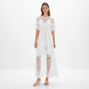 Vestido midi blanco de encaje con tirantes finos, cuello en V, cintura con lazo, bajo festoneado y corte acampanado, personalizado al por mayor para mujer - Product Image 2