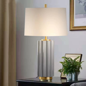 Lampe de table minimaliste en métal gris avec abat-jour cylindrique en tissu – Décoration moderne pour salon, chevet, villa, hôtel, maison, bibliothèque, bureau d'étude - Product Image 1